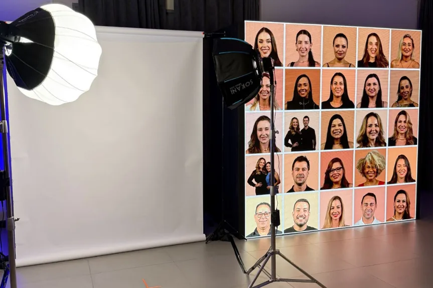 Photo-opp da campanha A cor da pele, da Espaçolaser, com retratos processados em tempo real e exibidos em painel de LED.