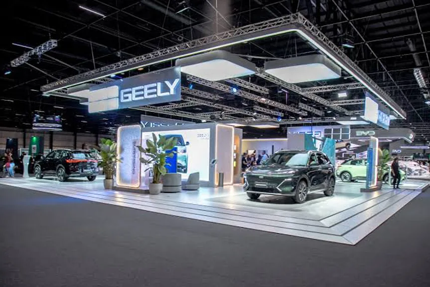 Estande da Geely no Salão do Automóvel 2025, com jornada gamificada por QR code e sensores de comportamento dos visitantes.