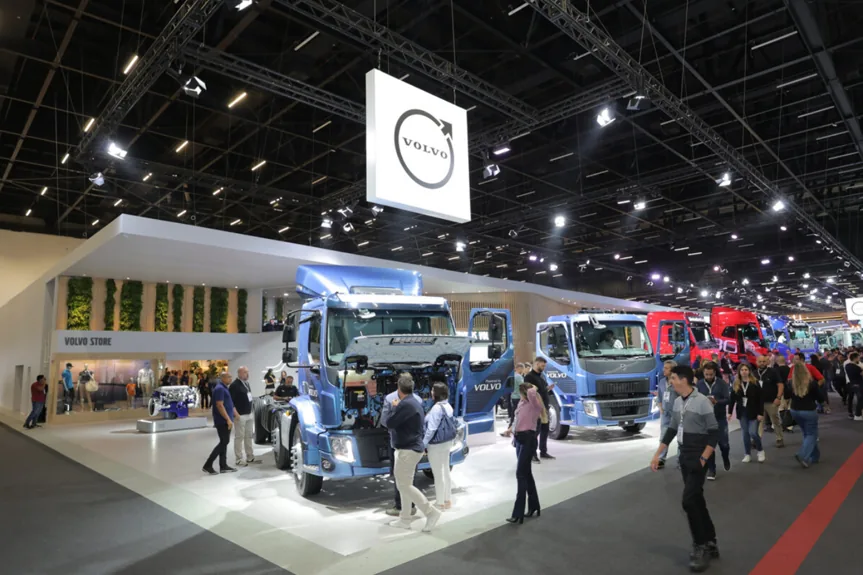 Estande da Volvo Caminhões na Fenatran 2024, com sala imersiva Volvo AI Experience e totens touch da Calculadora CIV.