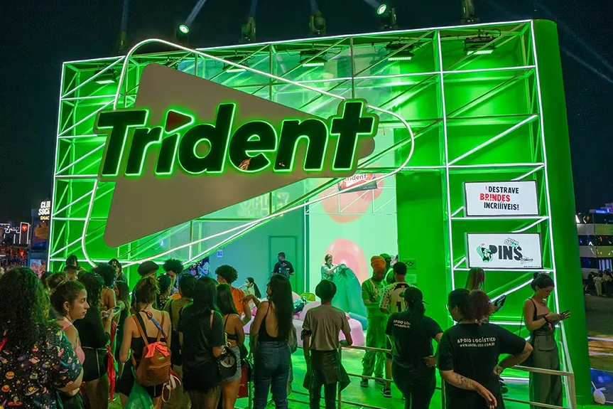 Estande da Trident na The Town 2023, com painel de LED sincronizado ao contador de menções da campanha Destrave o Play.
